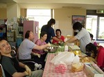 パンの耳を使ったパンケーキ作り調理風景